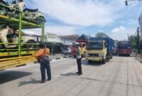 Petugas Satlantas Polres Kendal melakukan pengaturan arus lalu lintas di jalur Pantura depan PG Cepiring, Kamis (21/5/2026). (Istimewa/Wawasannews)