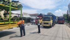 Petugas Satlantas Polres Kendal melakukan pengaturan arus lalu lintas di jalur Pantura depan PG Cepiring, Kamis (21/5/2026). (Istimewa/Wawasannews)