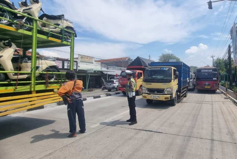Petugas Satlantas Polres Kendal melakukan pengaturan arus lalu lintas di jalur Pantura depan PG Cepiring, Kamis (21/5/2026). (Istimewa/Wawasannews)