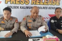 Kapolres Kendal AKBP Hendry Susanto Sianipar didampingi jajaran Satreskrim Polres Kendal saat menyampaikan hasil pengungkapan kasus perampasan dengan modus polisi gadungan di Mapolsek Kaliwungu, Kamis (21/5/2026). (Istimewa/Wawasannews)