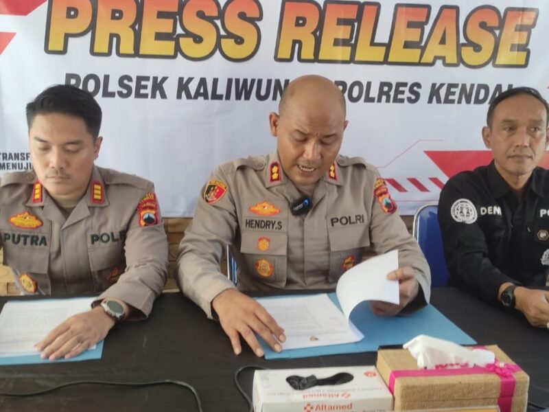 Kapolres Kendal AKBP Hendry Susanto Sianipar didampingi jajaran Satreskrim Polres Kendal saat menyampaikan hasil pengungkapan kasus perampasan dengan modus polisi gadungan di Mapolsek Kaliwungu, Kamis (21/5/2026). (Istimewa/Wawasannews)