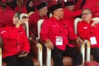 Bupati Kendal Dyah Kartika Permanasari (kanan) bersama Ketua DPC PDI Perjuangan Kendal Bintang Yuda Dhaneswara (tengah) menghadiri Musyawarah Anak Cabang (Musancab) PDI Perjuangan Kabupaten Kendal, Jumat (22/5/2026). (Istimewa/Wawasamnews)