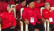 Bupati Kendal Dyah Kartika Permanasari (kanan) bersama Ketua DPC PDI Perjuangan Kendal Bintang Yuda Dhaneswara (tengah) menghadiri Musyawarah Anak Cabang (Musancab) PDI Perjuangan Kabupaten Kendal, Jumat (22/5/2026). (Istimewa/Wawasamnews)