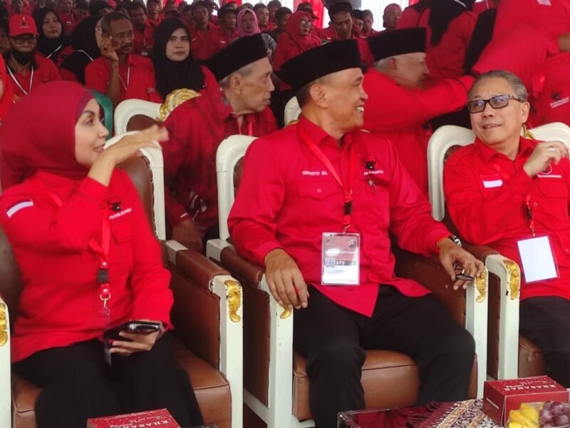 Bupati Kendal Dyah Kartika Permanasari (kanan) bersama Ketua DPC PDI Perjuangan Kendal Bintang Yuda Dhaneswara (tengah) menghadiri Musyawarah Anak Cabang (Musancab) PDI Perjuangan Kabupaten Kendal, Jumat (22/5/2026). (Istimewa/Wawasamnews)