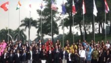 Seluruh peserta dan pemangku kepentingan lainnya berfoto bersama dalam upacara pembukaan Queen Sirikit Cup 2026 edisi ke-46 di Sentul Highlands Golf Club, Bogor, Jawa barat, Senin (11/5/2026). (Istimewa/Wawasannews).