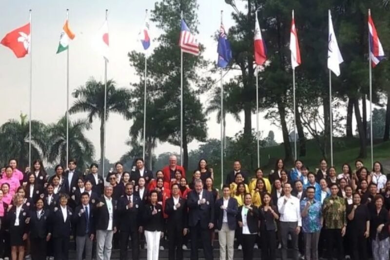 Seluruh peserta dan pemangku kepentingan lainnya berfoto bersama dalam upacara pembukaan Queen Sirikit Cup 2026 edisi ke-46 di Sentul Highlands Golf Club, Bogor, Jawa barat, Senin (11/5/2026). (Istimewa/Wawasannews).