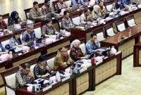 Gubernur BI Perry Warjiyo (depan, tengah) memberi penjelasan dalam rapat kerja bersama Komisi XI DPR RI di Kompleks Parlemen, Jakarta, Senin (18/5/2026). (Istimewa/Wawasannews)