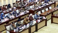 Gubernur BI Perry Warjiyo (depan, tengah) memberi penjelasan dalam rapat kerja bersama Komisi XI DPR RI di Kompleks Parlemen, Jakarta, Senin (18/5/2026). (Istimewa/Wawasannews)