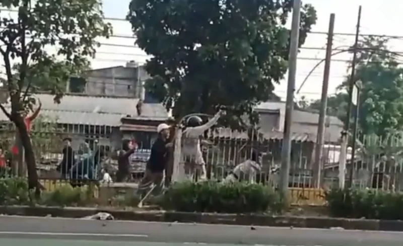 Tawuran antarwarga di Jalan I Gusti Ngurah Rai, Klender, Duren Sawit, Jakarta Timur, Senin (25/5/2026). (Istimewa/Wawasannews)