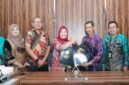 Plt. Sekjen MPR RI Siti Fauziah dan Rektor ULM) Prof. Ahmad Alim Bachri (tengah) berfoto bersama usai penandatangan kerja sama bidang pendidikan di Ruang Rapat Wasaka 3, Universitas Lambung Mangkurat, Banjarmasin, Kalimantan Selatan, Kamis (7/5/2026). (Istimewa/Wawasannews)