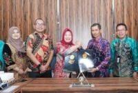 Plt. Sekjen MPR RI Siti Fauziah dan Rektor ULM) Prof. Ahmad Alim Bachri (tengah) berfoto bersama usai penandatangan kerja sama bidang pendidikan di Ruang Rapat Wasaka 3, Universitas Lambung Mangkurat, Banjarmasin, Kalimantan Selatan, Kamis (7/5/2026). (Istimewa/Wawasannews)