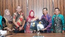 Plt. Sekjen MPR RI Siti Fauziah dan Rektor ULM) Prof. Ahmad Alim Bachri (tengah) berfoto bersama usai penandatangan kerja sama bidang pendidikan di Ruang Rapat Wasaka 3, Universitas Lambung Mangkurat, Banjarmasin, Kalimantan Selatan, Kamis (7/5/2026). (Istimewa/Wawasannews)