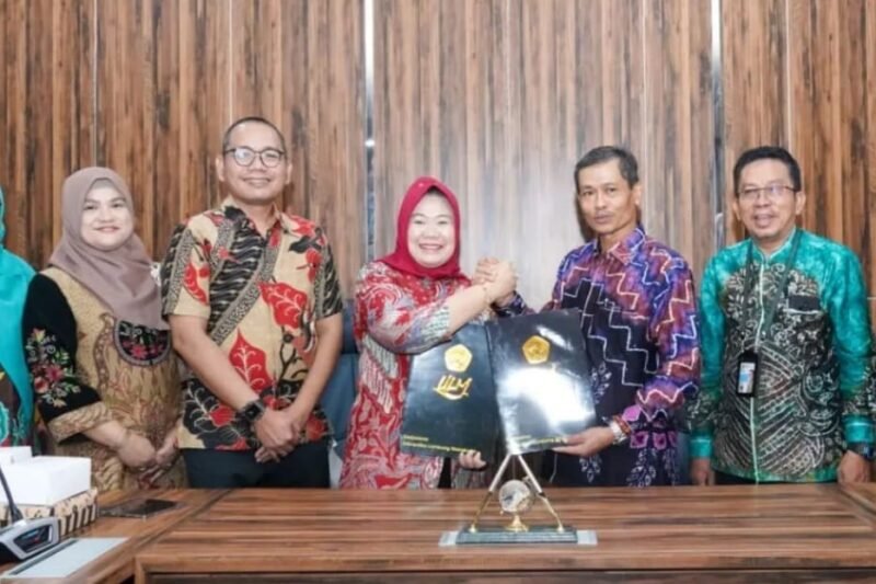 Plt. Sekjen MPR RI Siti Fauziah dan Rektor ULM) Prof. Ahmad Alim Bachri (tengah) berfoto bersama usai penandatangan kerja sama bidang pendidikan di Ruang Rapat Wasaka 3, Universitas Lambung Mangkurat, Banjarmasin, Kalimantan Selatan, Kamis (7/5/2026). (Istimewa/Wawasannews)