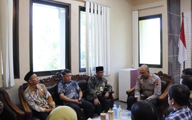 Kapolres Kendal AKBP Hendry Susanto menerima audiensi Forum Kerukunan Umat Beragama (FKUB) Kabupaten Kendal di ruang kerja Kapolres, Jumat (8/5/2026). (Istimewa/Wawasannews)