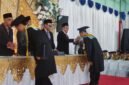 Prosesi wisuda SMK Muhammadiyah 4 Sukorejo berlangsung khidmat dengan pemberian penghargaan dan pengalungan medali kepada para lulusan, Sabtu (9/5/2026). (Istimewa/Wawasannews)