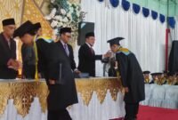 Prosesi wisuda SMK Muhammadiyah 4 Sukorejo berlangsung khidmat dengan pemberian penghargaan dan pengalungan medali kepada para lulusan, Sabtu (9/5/2026). (Istimewa/Wawasannews)