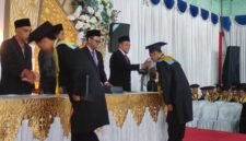 Prosesi wisuda SMK Muhammadiyah 4 Sukorejo berlangsung khidmat dengan pemberian penghargaan dan pengalungan medali kepada para lulusan, Sabtu (9/5/2026). (Istimewa/Wawasannews)