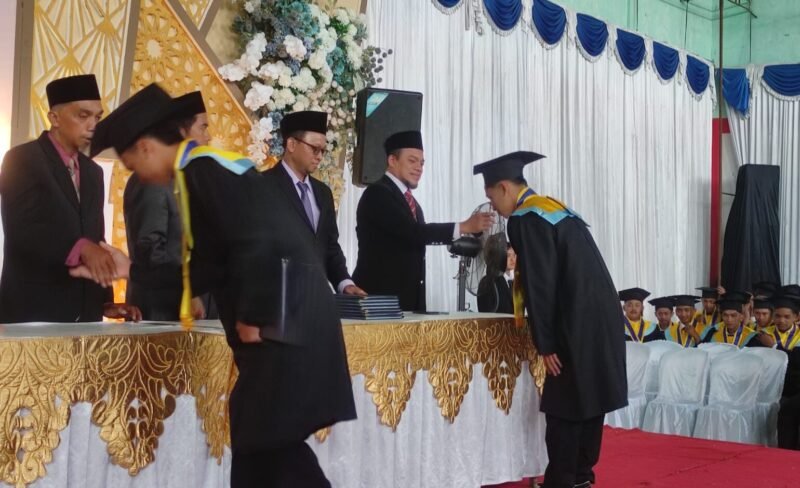 Prosesi wisuda SMK Muhammadiyah 4 Sukorejo berlangsung khidmat dengan pemberian penghargaan dan pengalungan medali kepada para lulusan, Sabtu (9/5/2026). (Istimewa/Wawasannews)