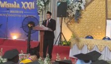 Kepala SMK Muhammadiyah 4 Sukorejo, Shofiq Ghorbal, memberikan sambutan saat prosesi Wisuda XXII Angkatan XXIV SMK Muhammadiyah 4 Sukorejo di Kendal, Sabtu (9/5/2026). (Istimewa/Wawasannews)