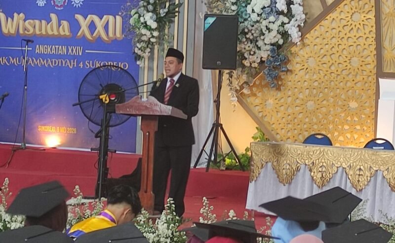 Kepala SMK Muhammadiyah 4 Sukorejo, Shofiq Ghorbal, memberikan sambutan saat prosesi Wisuda XXII Angkatan XXIV SMK Muhammadiyah 4 Sukorejo di Kendal, Sabtu (9/5/2026). (Istimewa/Wawasannews)