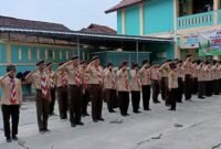 Keterangan foto:
Peserta Pramuka SMA NU 05 Brangsong mengikuti upacara pelantikan Bantara Ambalan Gus Dur–Hj. Sholichah di halaman sekolah, Jumat (16/5/2026). (Istimewa/Wawasannews).