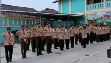 Keterangan foto:
Peserta Pramuka SMA NU 05 Brangsong mengikuti upacara pelantikan Bantara Ambalan Gus Dur–Hj. Sholichah di halaman sekolah, Jumat (16/5/2026). (Istimewa/Wawasannews).