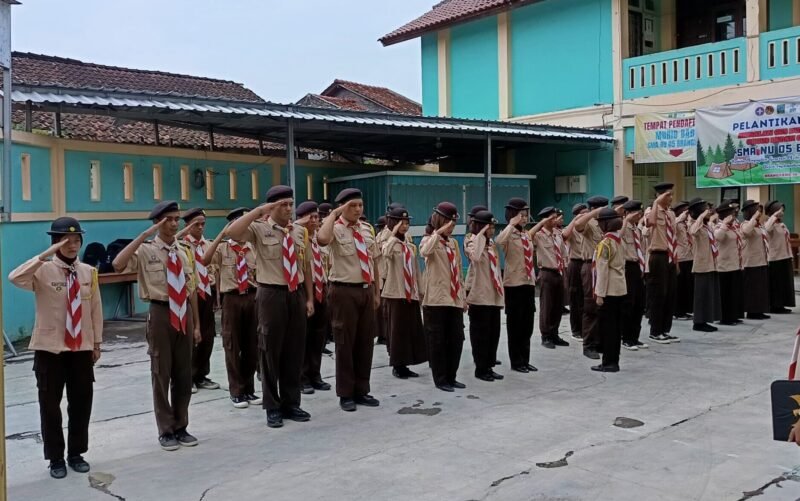 Keterangan foto:
Peserta Pramuka SMA NU 05 Brangsong mengikuti upacara pelantikan Bantara Ambalan Gus Dur–Hj. Sholichah di halaman sekolah, Jumat (16/5/2026). (Istimewa/Wawasannews).