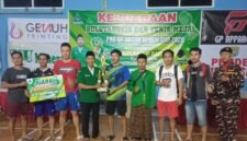 Pemenang turnamen bulu tangkis menerima trofi dan penghargaan usai laga final Kejuaraan Bulutangkis dan Tenis Meja PAC GP Ansor Gemuh Cup 2026 di Gedung Serbaguna Sultan Hadiwijaya, Desa Lumansari, Kecamatan Gemuh, Sabtu (16/5/2026). (Istimewa/Wawasannews)