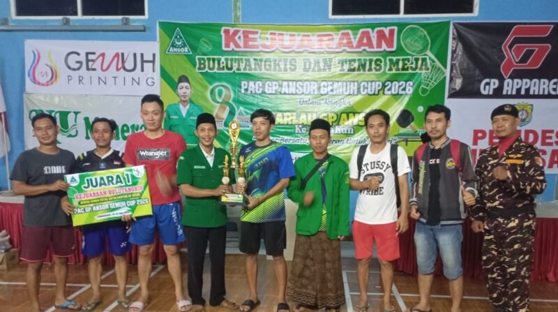 Pemenang turnamen bulu tangkis menerima trofi dan penghargaan usai laga final Kejuaraan Bulutangkis dan Tenis Meja PAC GP Ansor Gemuh Cup 2026 di Gedung Serbaguna Sultan Hadiwijaya, Desa Lumansari, Kecamatan Gemuh, Sabtu (16/5/2026). (Istimewa/Wawasannews)