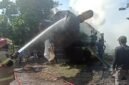 Petugas pemadam kebakaran berupaya memadamkan api yang membakar cerobong raksasa di atas truk saat proses pemotongan di kawasan Jalan Lingkar Kaliwungu, Kabupaten Kendal, Senin (18/5/2026). (Istimewa/Wawasannews)