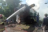 Petugas pemadam kebakaran berupaya memadamkan api yang membakar cerobong raksasa di atas truk saat proses pemotongan di kawasan Jalan Lingkar Kaliwungu, Kabupaten Kendal, Senin (18/5/2026). (Istimewa/Wawasannews)