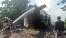 Petugas pemadam kebakaran berupaya memadamkan api yang membakar cerobong raksasa di atas truk saat proses pemotongan di kawasan Jalan Lingkar Kaliwungu, Kabupaten Kendal, Senin (18/5/2026). (Istimewa/Wawasannews)