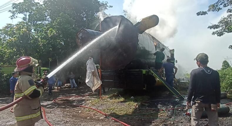 Percikan Las Picu Kebakaran Cerobong Raksasa di Jalan Lingkar Kaliwungu