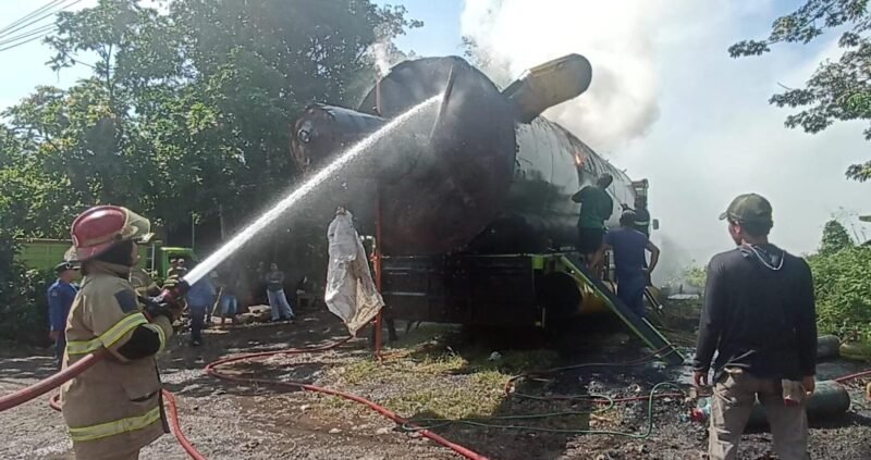 Petugas pemadam kebakaran berupaya memadamkan api yang membakar cerobong raksasa di atas truk saat proses pemotongan di kawasan Jalan Lingkar Kaliwungu, Kabupaten Kendal, Senin (18/5/2026). (Istimewa/Wawasannews)