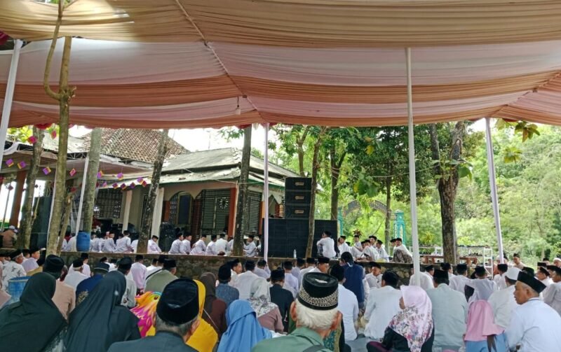 Ratusan jamaah dari berbagai daerah memadati Maqbaroh Pondok Pesantren Darul Muqorrobin, Sijeruk, Kabupaten Kendal, Minggu (17/5/2026). (Istimewa/Wawasannews)