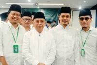 Dari kanan ke kiri, Gus Yusuf Chudlori, KH. Mashuri Malik selaku Ketua Pengurus Pusat (PP) LAZISNU periode 2010–2015, KH. Imam Jazuli, dan Gus Miftah. (Istimewa/Wawasannews)