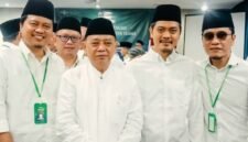 Dari kiri ke kanan, Gus Yusuf, KH. Mashuri Malik selaku Ketua Pengurus Pusat (PP) LAZISNU periode 2010–2015, KH. Imam Jazuli, dan Gus Miftah. (Istimewa/Wawasannews)