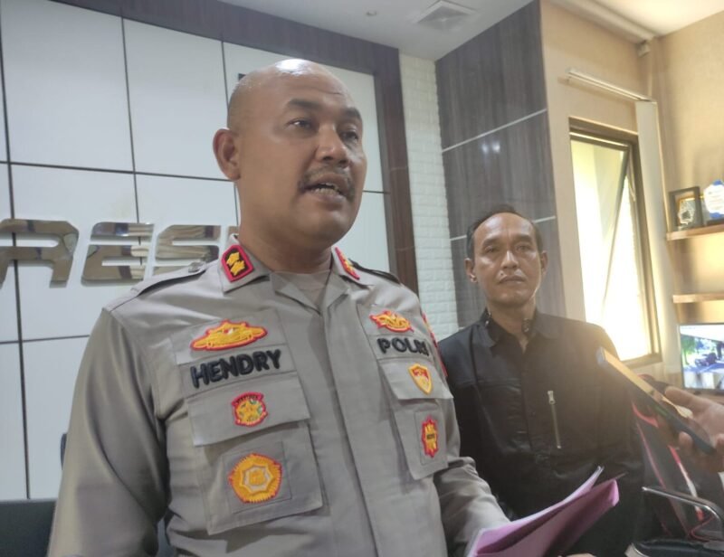 Kapolres Kendal AKBP Hendry Susanto Sianipar saat memberikan keterangan kepada awak media terkait dibukanya kembali pelayanan SKCK di Mal Pelayanan Publik (MPP) Kabupaten Kendal, Senin (19/5/2026). (Istimewa/Wawasannews)