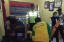 Petugas medis dan kepolisian mengevakuasi jenazah Abdul Aziz (58), penjual nasi bungkus di Brangsong, Kendal, yang ditemukan meninggal di samping warung miliknya, Selasa (19/5/2026) malam. (Istimewa/Wawasannews)