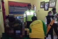 Petugas medis dan kepolisian mengevakuasi jenazah Abdul Aziz (58), penjual nasi bungkus di Brangsong, Kendal, yang ditemukan meninggal di samping warung miliknya, Selasa (19/5/2026) malam. (Istimewa/Wawasannews)