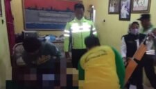 Petugas medis dan kepolisian mengevakuasi jenazah Abdul Aziz (58), penjual nasi bungkus di Brangsong, Kendal, yang ditemukan meninggal di samping warung miliknya, Selasa (19/5/2026) malam. (Istimewa/Wawasannews)
