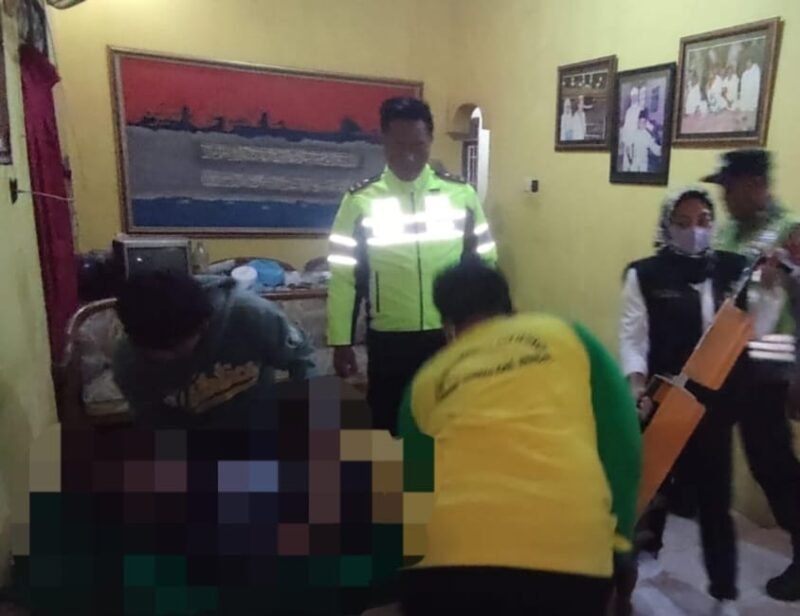 Petugas medis dan kepolisian mengevakuasi jenazah Abdul Aziz (58), penjual nasi bungkus di Brangsong, Kendal, yang ditemukan meninggal di samping warung miliknya, Selasa (19/5/2026) malam. (Istimewa/Wawasannews)