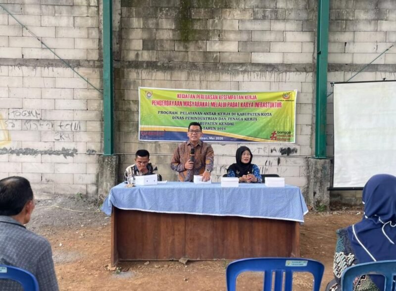 Ketua DPRD Kabupaten Kendal, Mahfud Sodiq saat menyampaikan materi kegiatan Perluasan Kesempatan Kerja melalui Program Padat Karya Infrastruktur di Desa Curugsewu, Kecamatan Patean, Kabupaten Kendal, Rabu (21/5/2026. (Foto: Wawasannews.com)