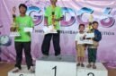 Para juara Gita Nirwana Drumband Competition (GNDC) 6 berfoto di podium usai menerima penghargaan di GOR Baru Kendal, Minggu (25/5/2026). (Istimewa/Wawasannews)