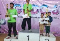 Para juara Gita Nirwana Drumband Competition (GNDC) 6 berfoto di podium usai menerima penghargaan di GOR Baru Kendal, Minggu (25/5/2026). (Istimewa/Wawasannews)
