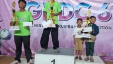 Para juara Gita Nirwana Drumband Competition (GNDC) 6 berfoto di podium usai menerima penghargaan di GOR Baru Kendal, Minggu (25/5/2026). (Istimewa/Wawasannews)