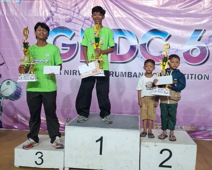 Para juara Gita Nirwana Drumband Competition (GNDC) 6 berfoto di podium usai menerima penghargaan di GOR Baru Kendal, Minggu (25/5/2026). (Istimewa/Wawasannews)