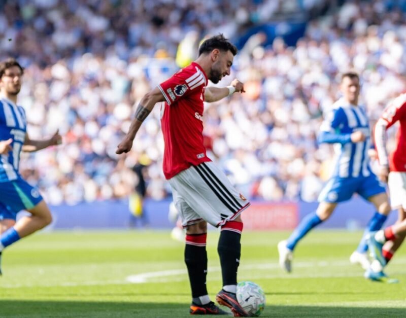 Pemain gelandang Manchester United Bruno Fernandes saat menghadapi Brighton & Hove Albion dalam laga Liga Inggris, (24/05/2026). (Istimewa/Wawasannews)