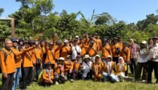 Petani kopi dari Kecamatan Limbangan dan Sukorejo berfoto bersama di kebun kopi Desa Tamanrejo, Kendal, usai mengikuti studi tiru budidaya kopi yang digelar Dinas Pertanian dan Pangan Kabupaten Kendal. (Istimewa/Wawasannews)