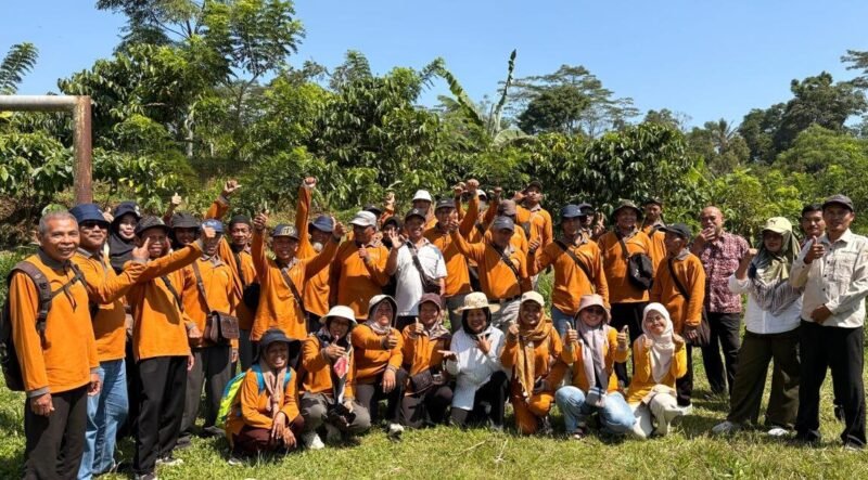 Petani kopi dari Kecamatan Limbangan dan Sukorejo berfoto bersama di kebun kopi Desa Tamanrejo, Kendal, usai mengikuti studi tiru budidaya kopi yang digelar Dinas Pertanian dan Pangan Kabupaten Kendal. (Istimewa/Wawasannews)